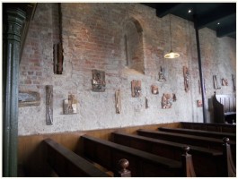 Stiltemoment in de kerk van Zuurdijk